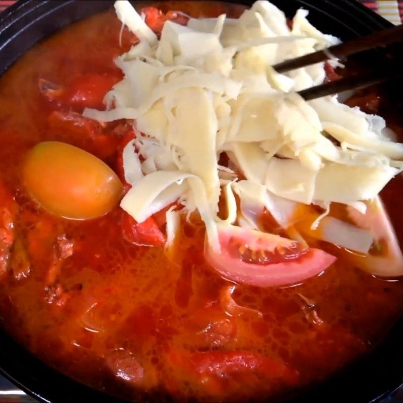 Step 4 Cook the chicken hotpot with bamboo shoots, mushrooms, and tomatoes Spicy bamboo shoot chicken hotpot
