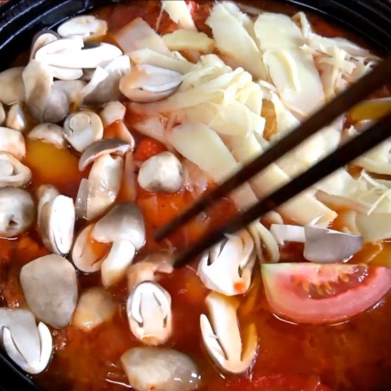Step 4 Cook the chicken hotpot with bamboo shoots, mushrooms, and tomatoes Spicy bamboo shoot chicken hotpot