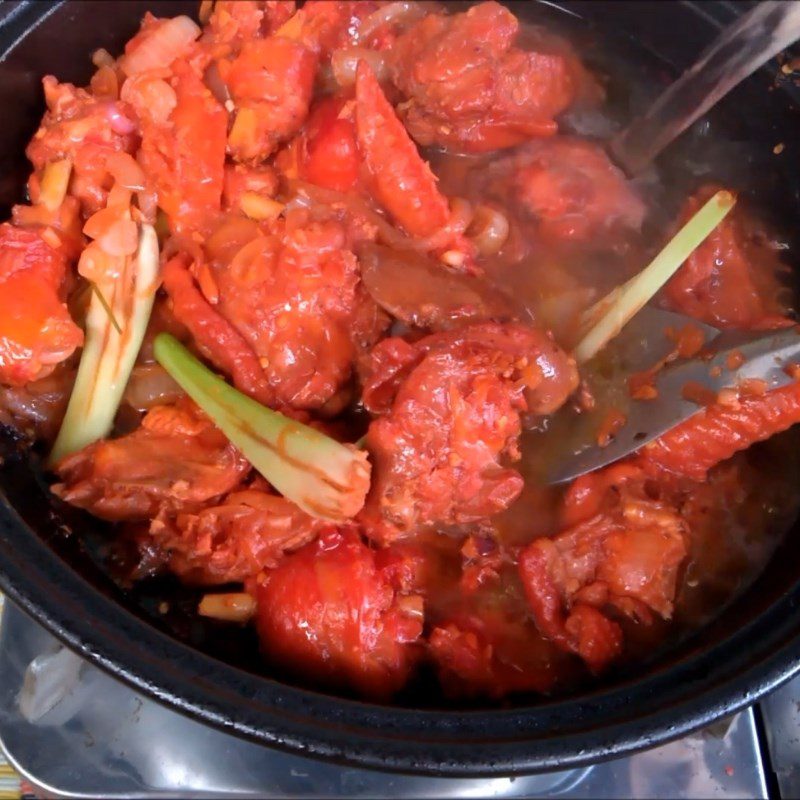 Step 4 Cook the chicken hotpot with bamboo shoots, mushrooms, and tomatoes Spicy bamboo shoot chicken hotpot