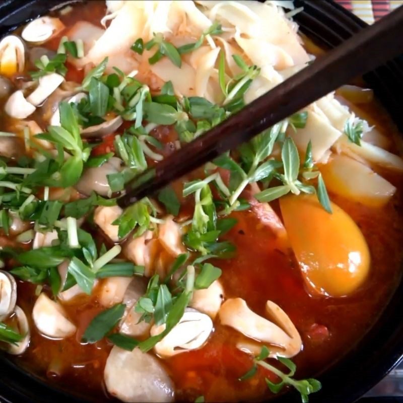 Step 4 Cooking chicken hot pot with bamboo shoots, mushrooms, tomatoes Spicy chicken hot pot
