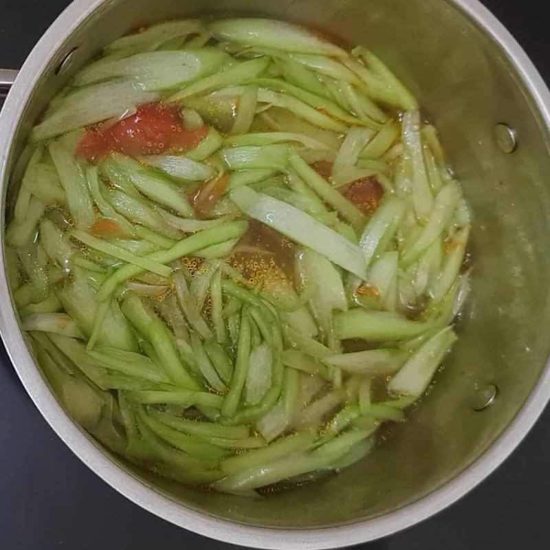 Step 3 Cooking the dish Snail noodle soup with jute