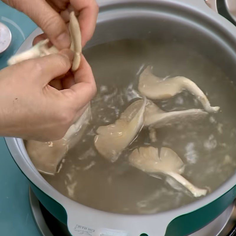 Step 2 Cook oyster mushrooms for vegetarian taro soup with betel leaves