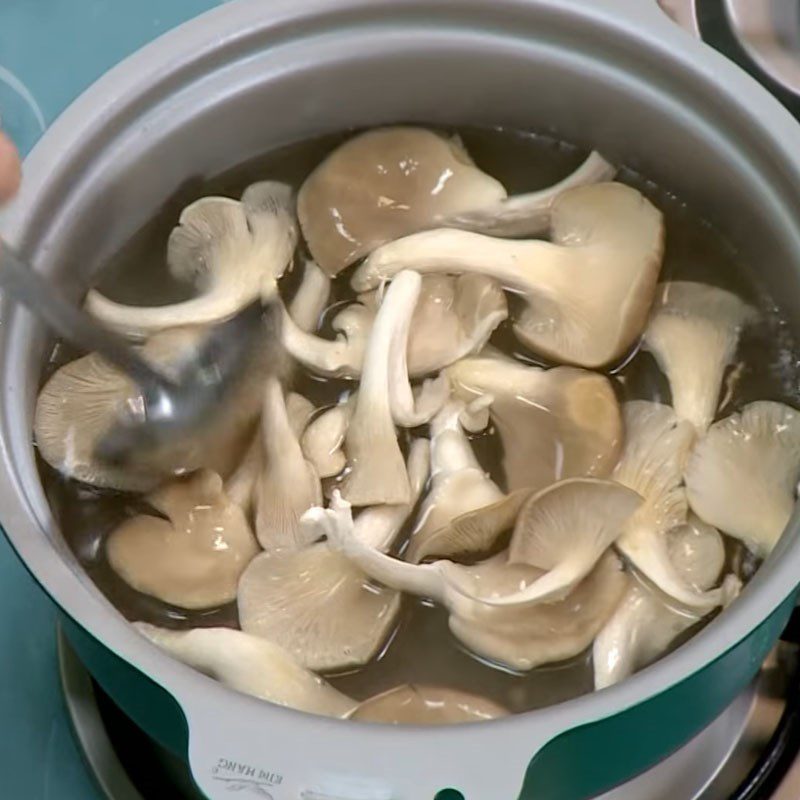 Step 2 Cook oyster mushrooms with taro and Vietnamese coriander soup