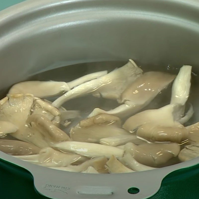 Step 2 Cook the abalone mushrooms for Abalone Mushroom Soup with Moringa