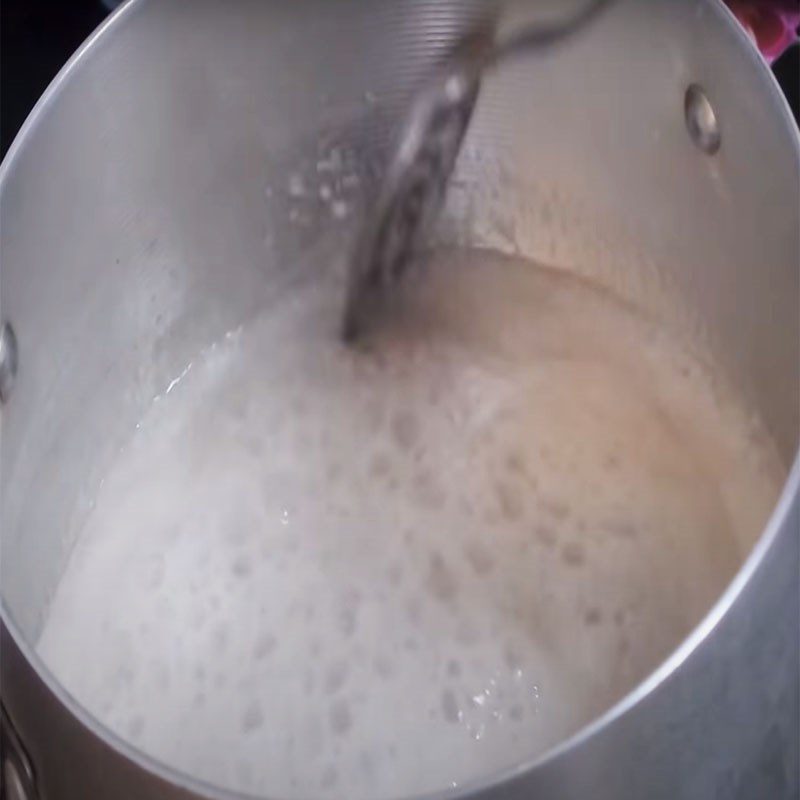 Step 4 Prepare the coconut milk for taro and pumpkin dessert