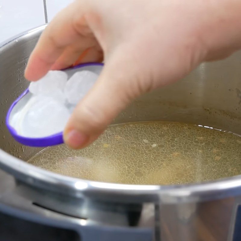 Step 3 Cook the broth for crab noodle soup using canned crab