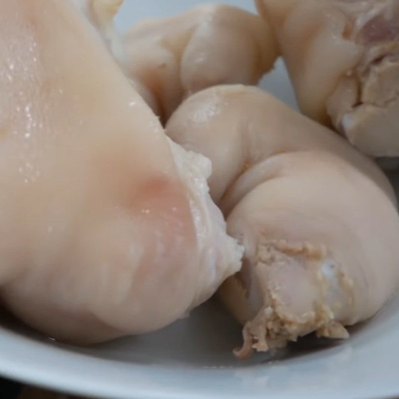 Step 3 Cook the broth for crab noodle soup using canned crab