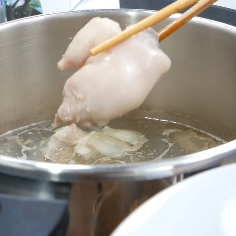 Step 3 Cook the broth for crab noodle soup using canned crab
