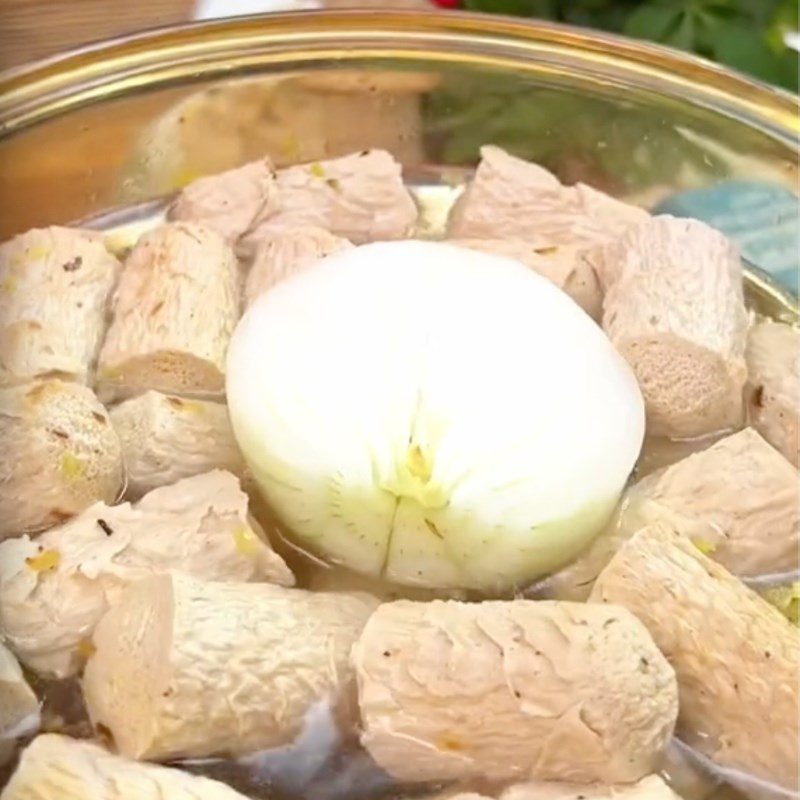 Step 3 Cooking the broth for vegetarian noodle soup with vegetarian ribs