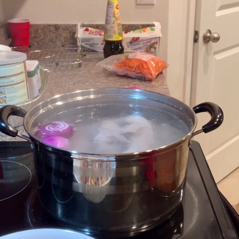 Step 3 Cooking the broth Pork tail noodle soup