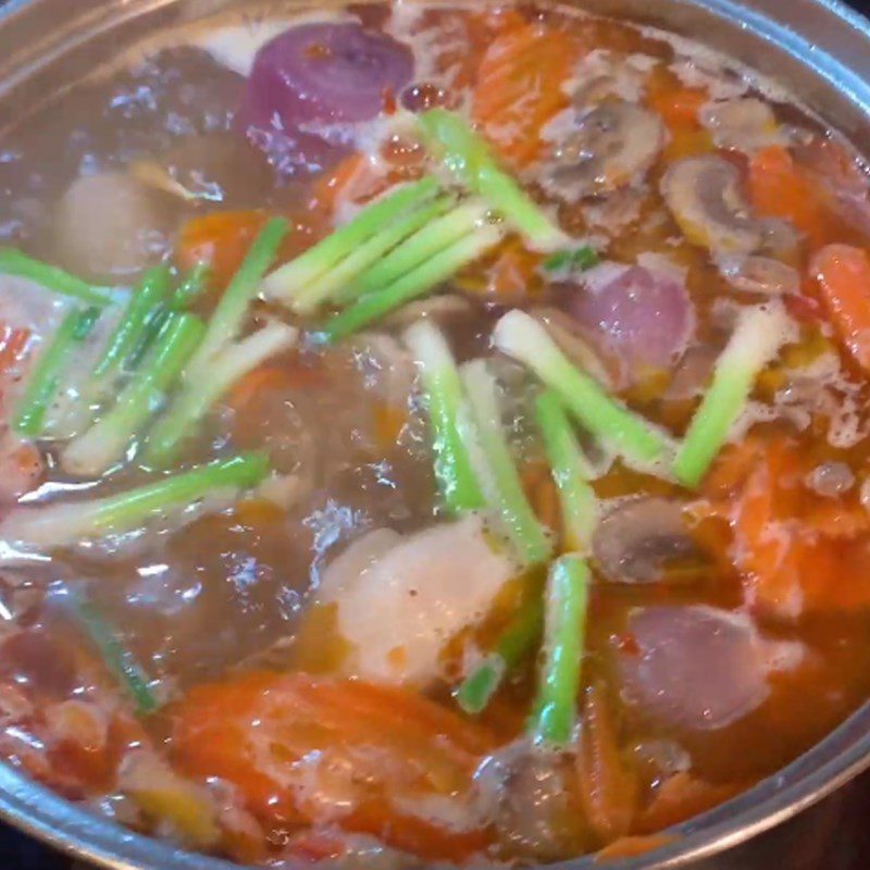 Step 3 Cook the broth for the pig tail noodle