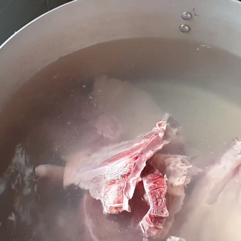 Step 3 Cook the broth Pork tail noodles with meat and pork bones