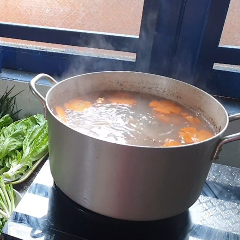 Step 3 Cook the broth Pork tail noodles with meat and pork bones