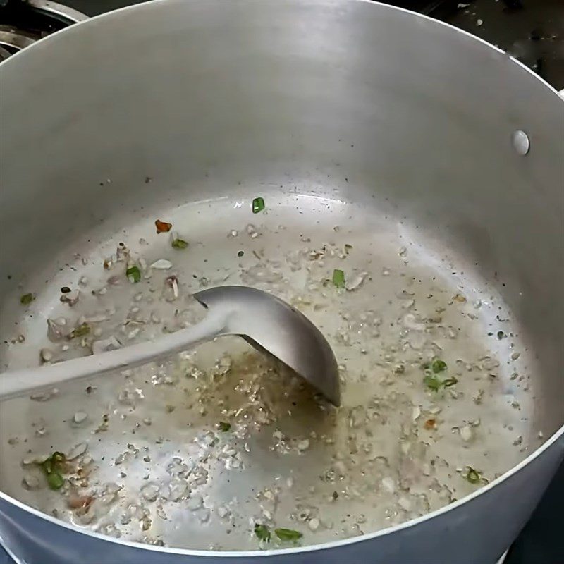 Step 5 Prepare the broth for minced meat tapioca noodle soup