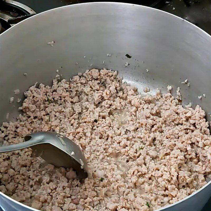 Step 5 Prepare the broth for minced meat tapioca noodle soup