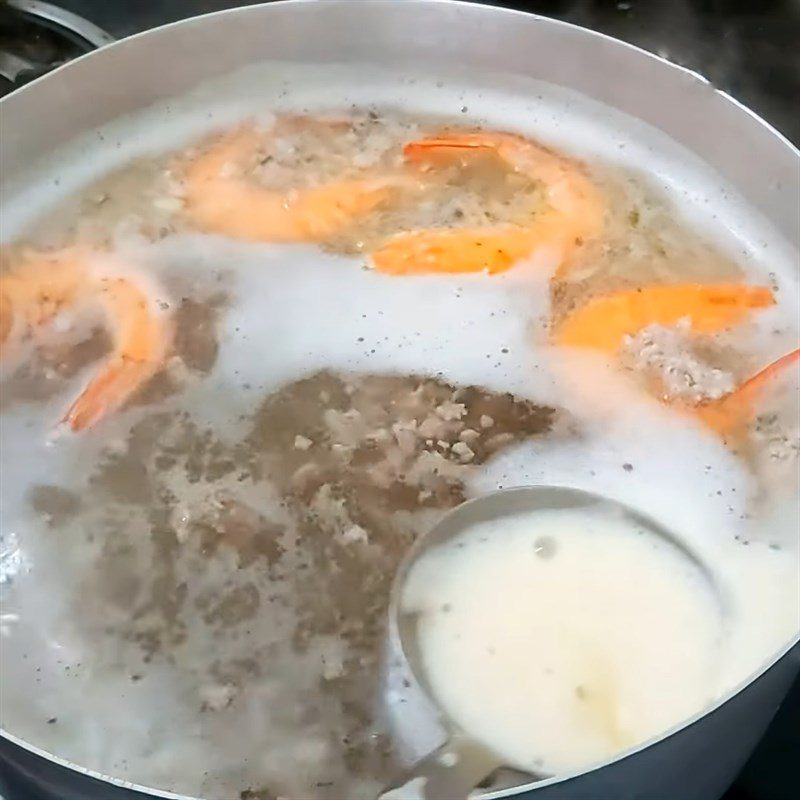 Step 5 Prepare the broth for minced meat tapioca noodle soup