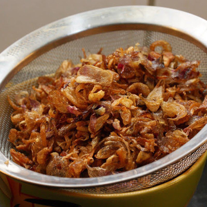 Step 3 Fry shallots for crab noodle soup