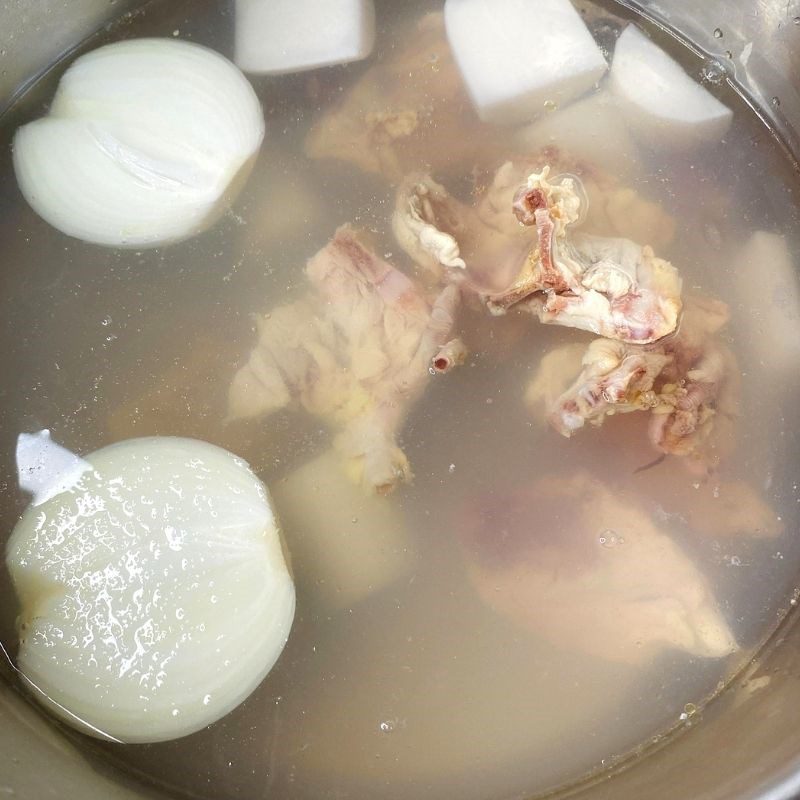 Step 2 Make the broth for shrimp and meat cake