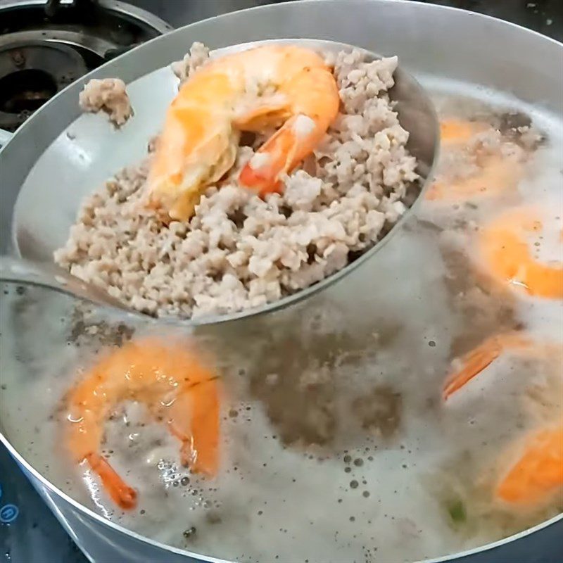 Step 5 Prepare the broth for minced meat tapioca noodle soup