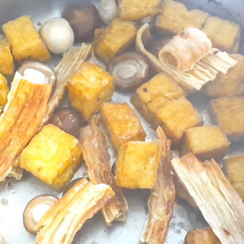 Step 4 Cooking the broth for vegetarian pho with mushrooms