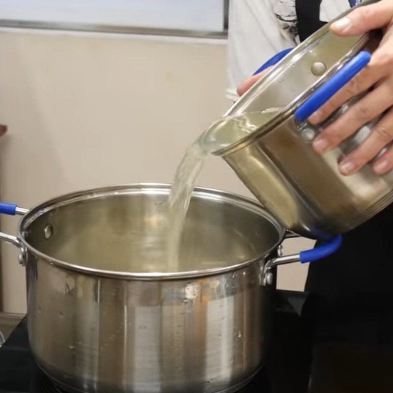 Step 4 Cooking the broth for hot snail noodle soup