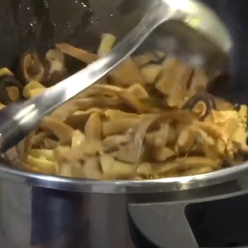 Step 6 Cook the broth for chicken noodle with bamboo shoots