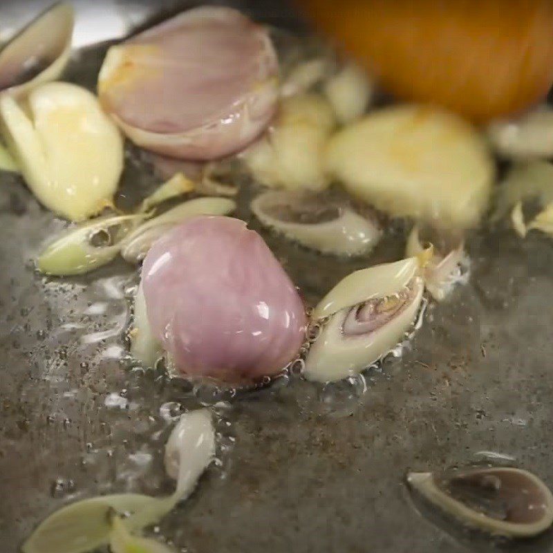 Step 3 Cook the broth Spicy Snail Noodles
