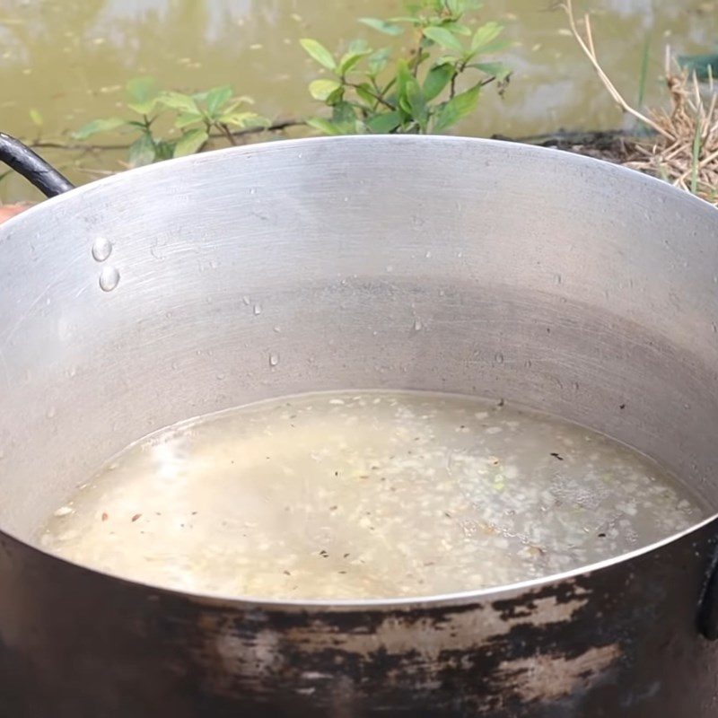 Step 4 Cooking the broth for Hu Tieu