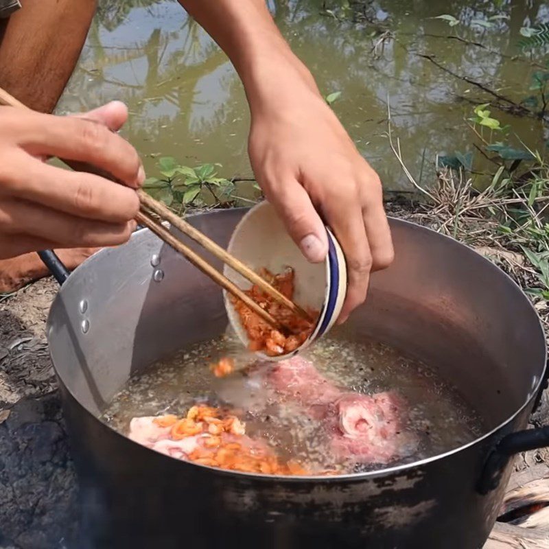 Step 4 Cooking the broth for Hu Tieu