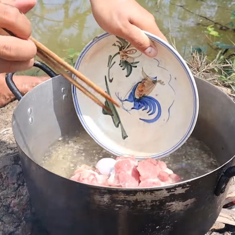 Step 4 Cooking the broth for Hu Tieu