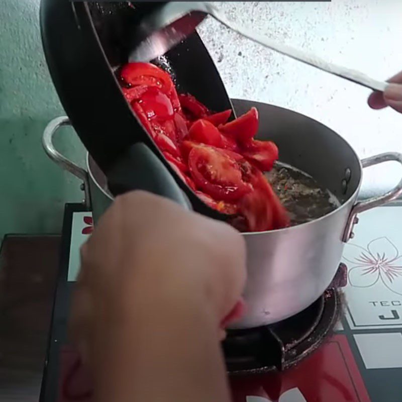 Step 5 Cook the broth for Tomato Bone Noodle