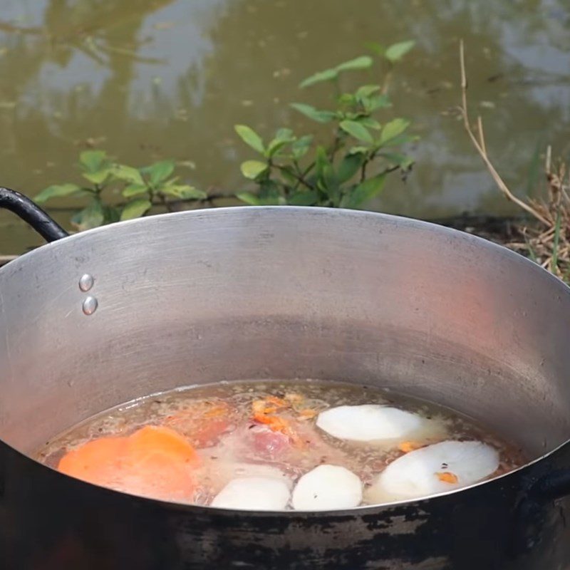 Step 4 Cooking the broth for Hu Tieu