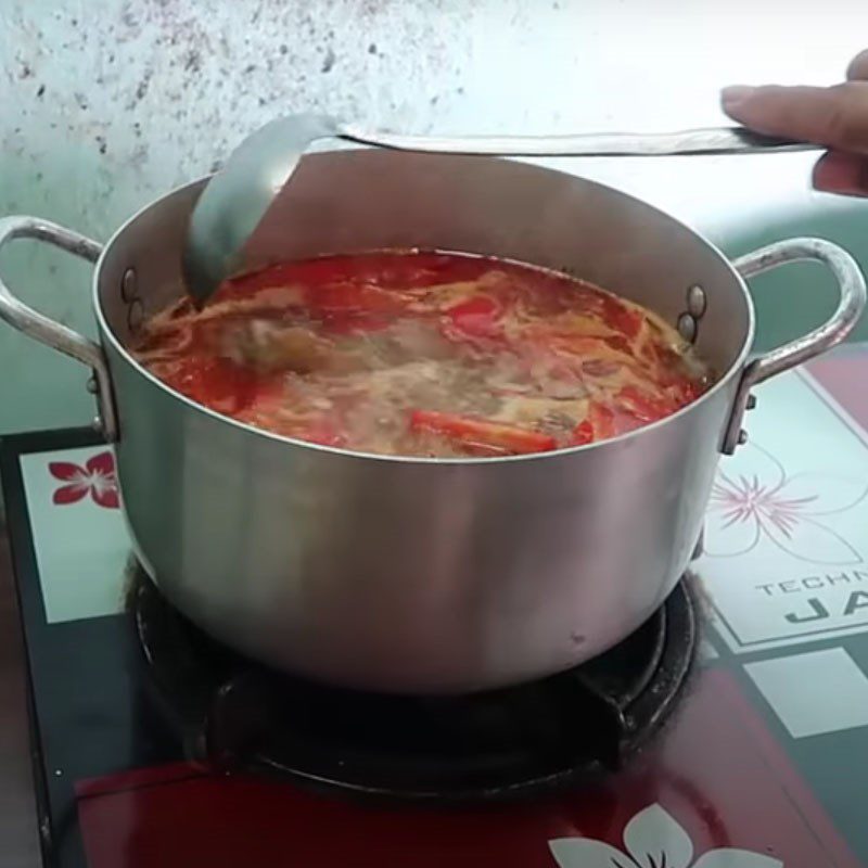 Step 5 Cook the broth for Tomato Bone Noodle