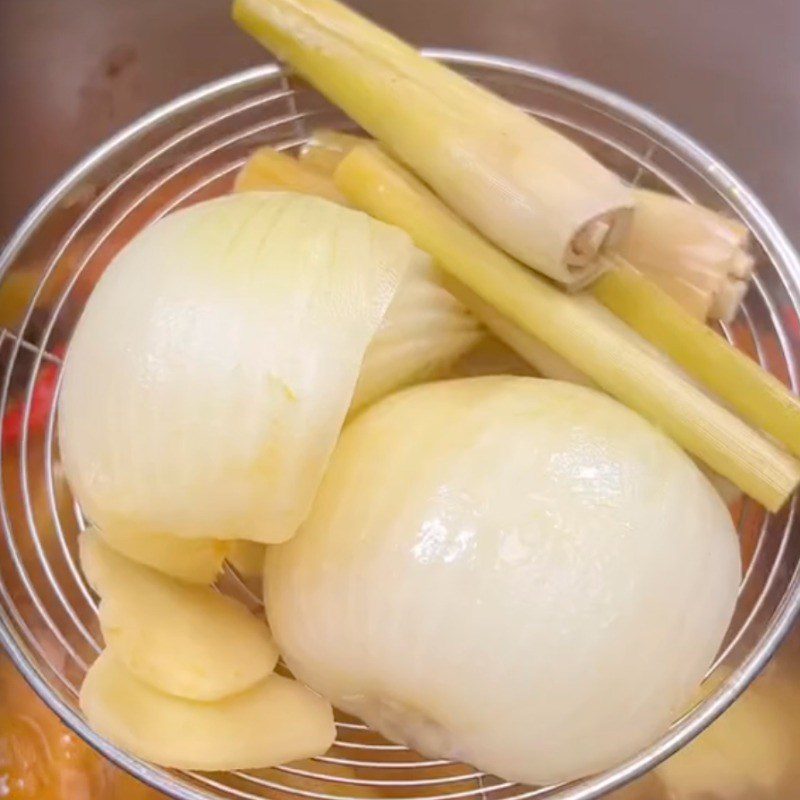 Step 4 Making the broth Vegetarian noodle soup with mushrooms (Recipe shared by Tiktok Vegetarian Kitchen XANH)