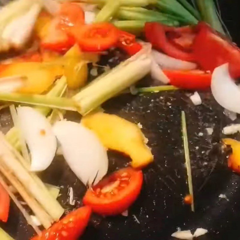 Step 4 Cook the hot pot broth for spicy frog hot pot