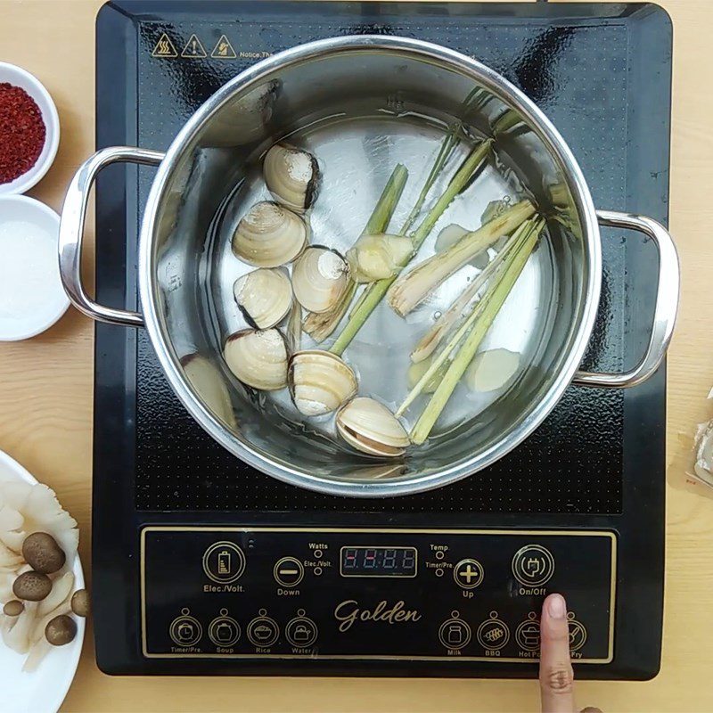 Step 3 Cooking udon broth Udon clam (ngao)