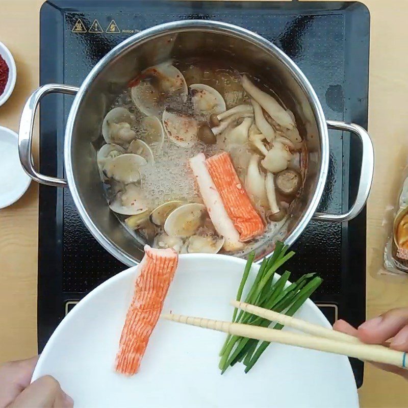 Step 3 Cooking udon broth Udon clam (ngao)