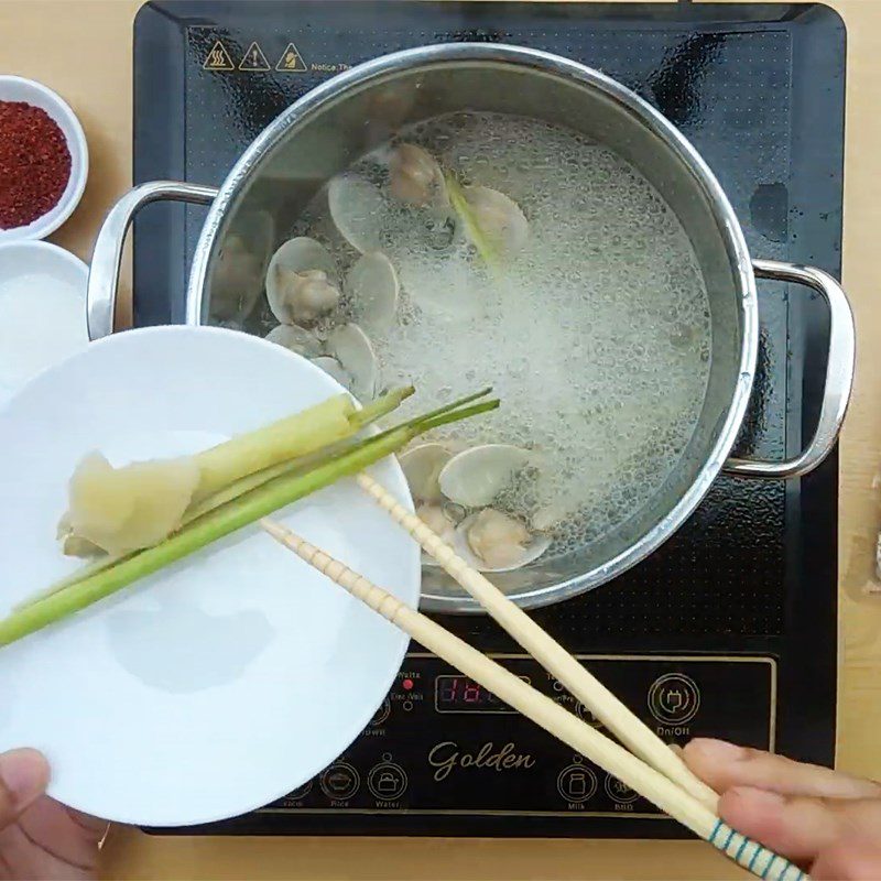 Step 3 Cooking udon broth Udon clam (ngao)