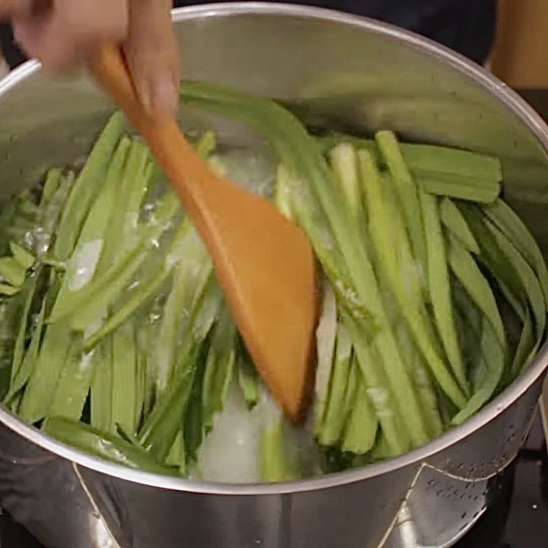 Step 3 Cooking the syrup for dessert Fruit Bạch Khúc