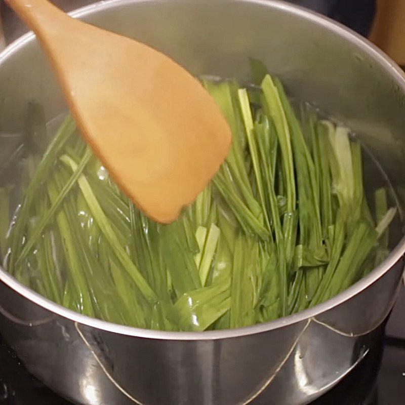 Step 3 Cooking the syrup for dessert Fruit Bạch Khúc