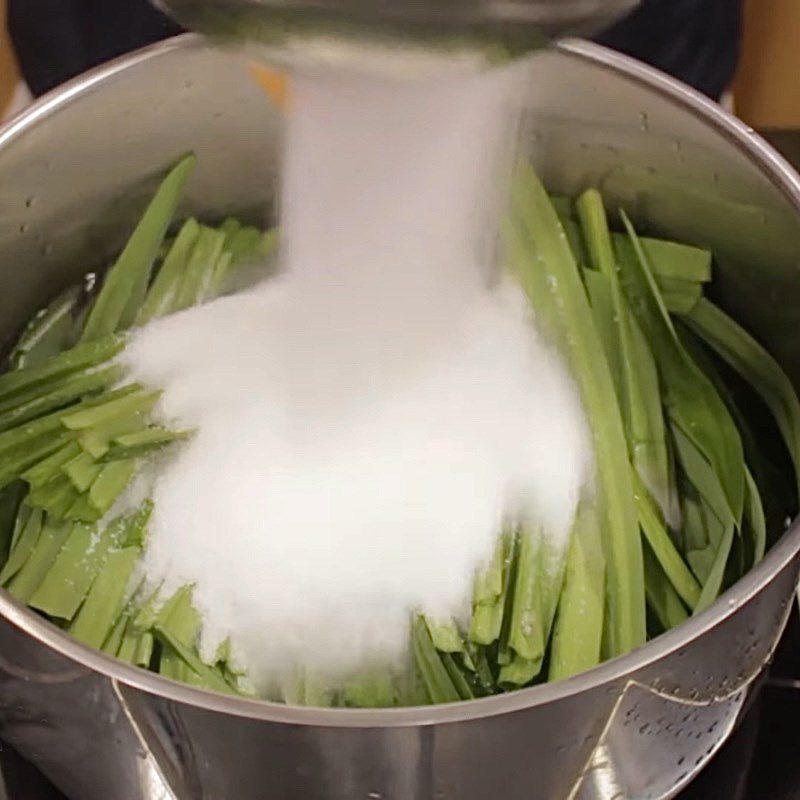 Step 3 Cooking the syrup for dessert Fruit Bạch Khúc