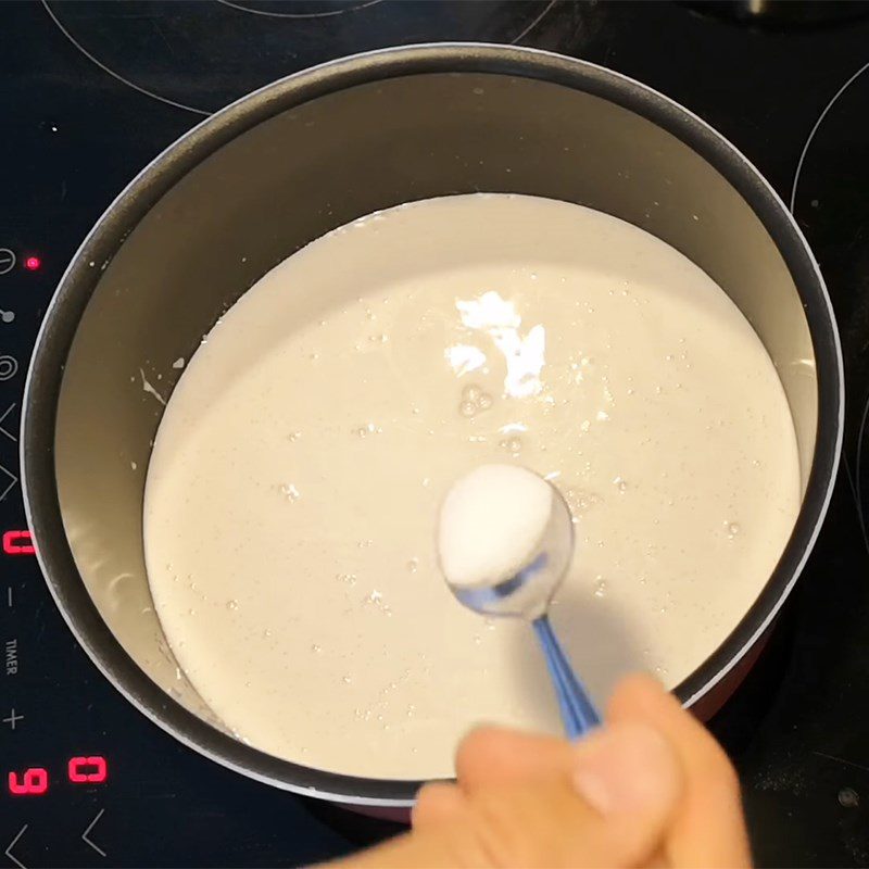 Step 3 Cook sugar water and coconut milk for banana and taro pearl dessert