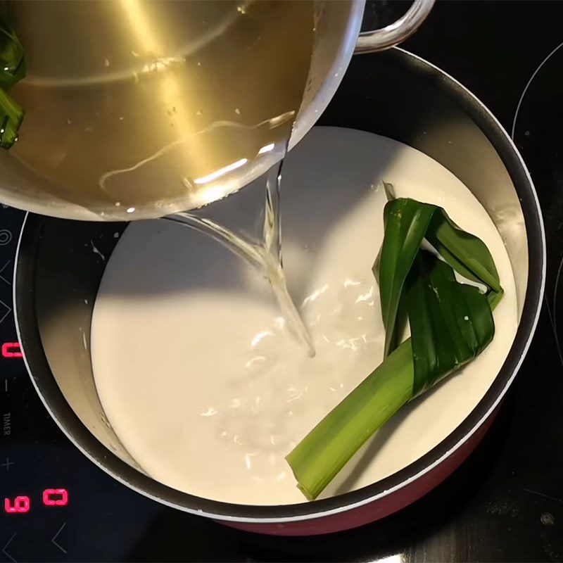 Step 3 Cook sugar water and coconut milk for banana and taro pearl dessert