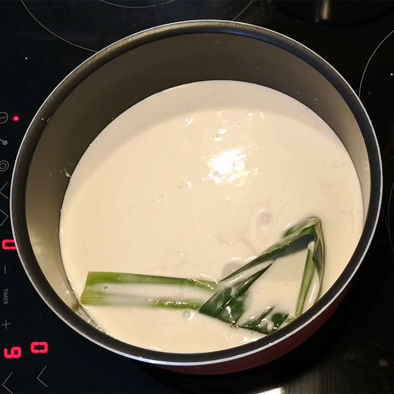 Step 3 Cook sugar water and coconut milk for banana and taro pearl dessert