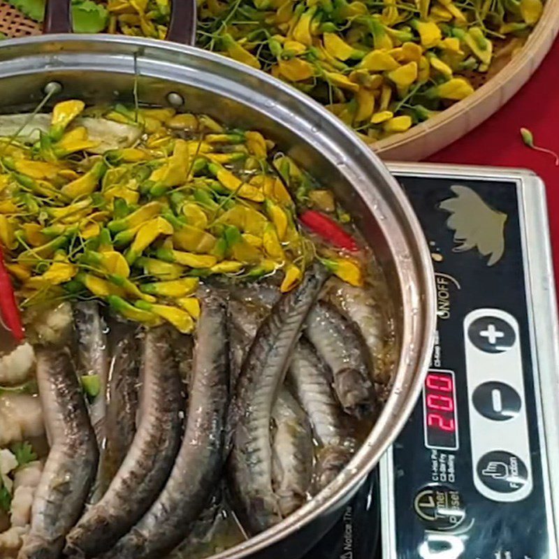 Step 4 Cook the hotpot broth Snakehead fish hotpot