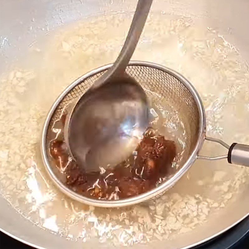 Step 3 Cooking the soup for sour and spicy catfish hotpot