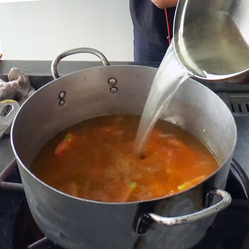 Step 3 Cook tomato hot pot broth with crab