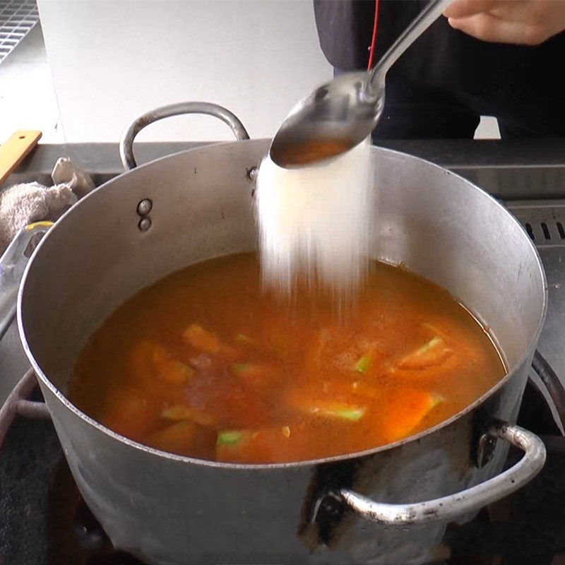 Step 3 Cook tomato hot pot broth with crab