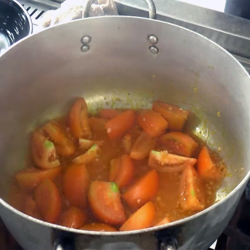 Step 3 Cook tomato hot pot broth with crab