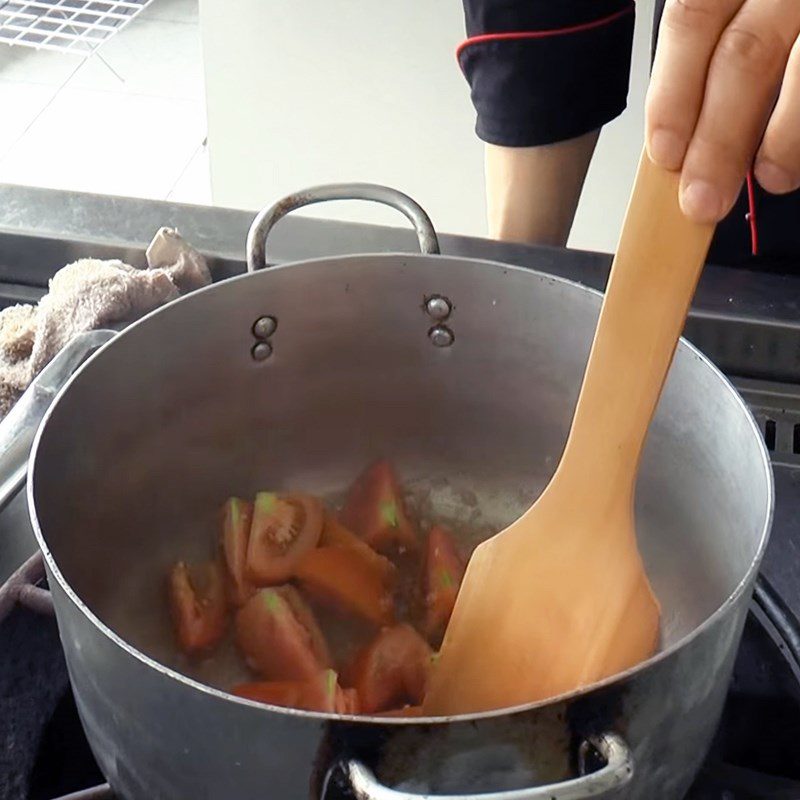 Step 3 Cook tomato hot pot broth for sea crab hot pot with perilla